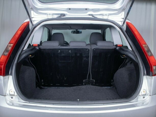 ford-fiesta-bensin-2005-big-9