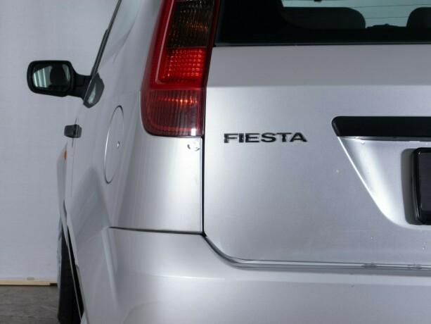 ford-fiesta-bensin-2005-big-7
