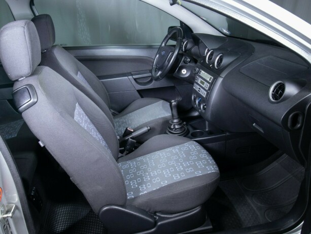 ford-fiesta-bensin-2005-big-13
