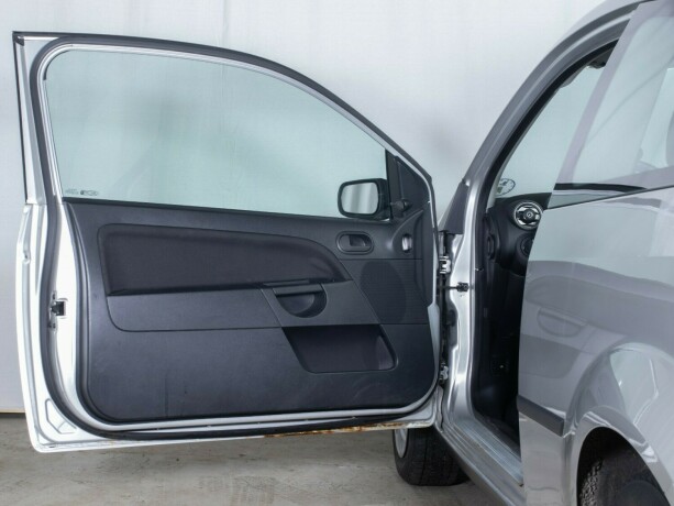 ford-fiesta-bensin-2005-big-22