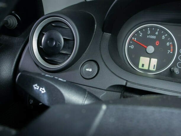 ford-fiesta-bensin-2005-big-19