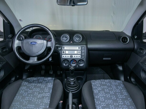 ford-fiesta-bensin-2005-big-32