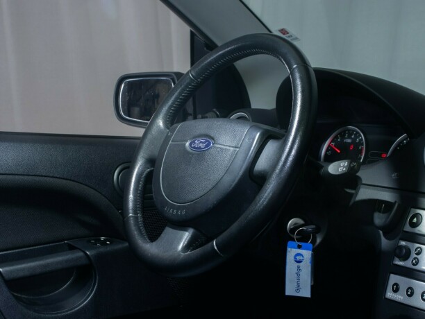 ford-fiesta-bensin-2005-big-17
