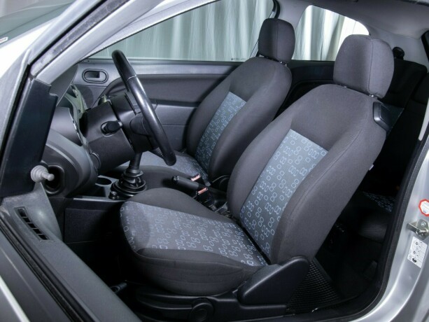 ford-fiesta-bensin-2005-big-23
