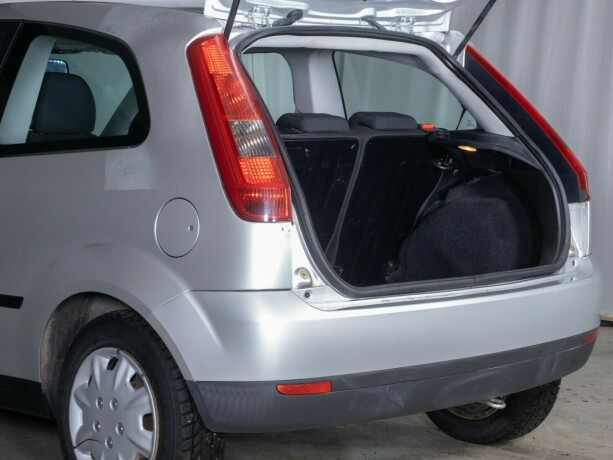 ford-fiesta-bensin-2005-big-8