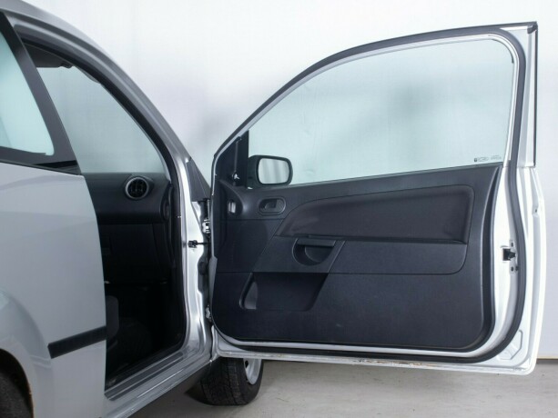 ford-fiesta-bensin-2005-big-11