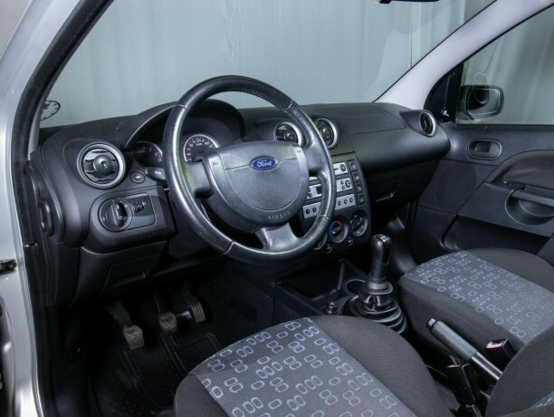 ford-fiesta-bensin-2005-big-26