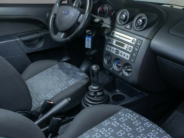 ford-fiesta-bensin-2005-big-15