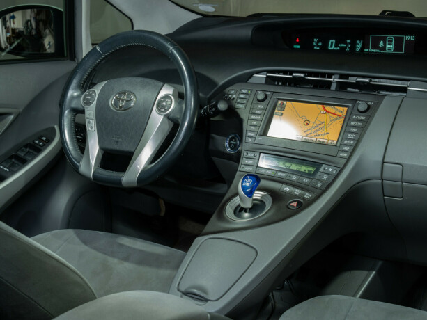 toyota-prius-bensin-2010-big-16