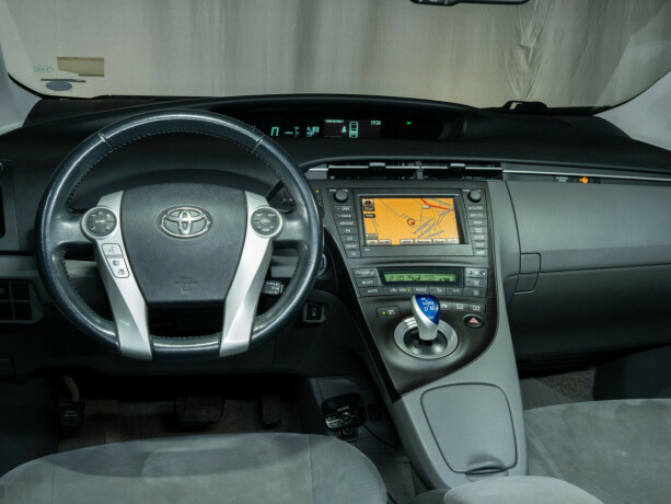toyota-prius-bensin-2010-big-43