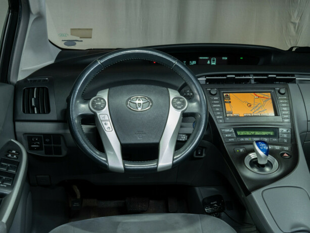 toyota-prius-bensin-2010-big-40