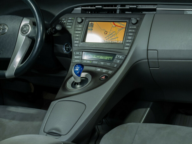 toyota-prius-bensin-2010-big-18