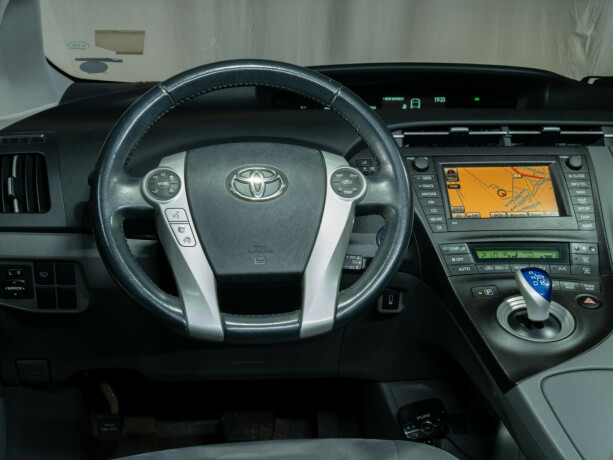 toyota-prius-bensin-2010-big-38