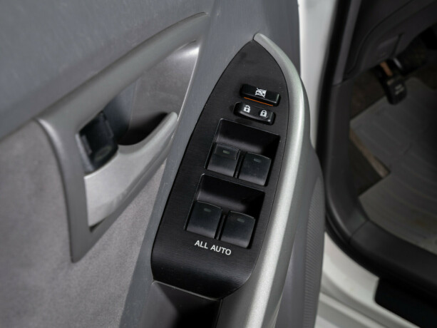 toyota-prius-bensin-2010-big-21