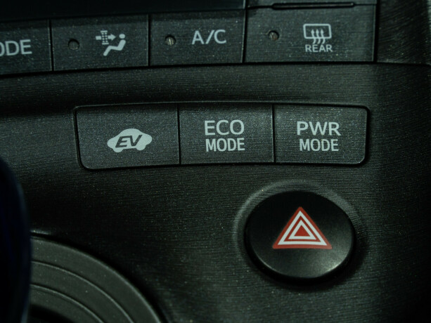 toyota-prius-bensin-2010-big-30
