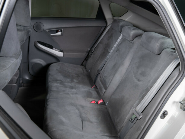 toyota-prius-bensin-2010-big-49