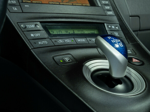 toyota-prius-bensin-2010-big-29
