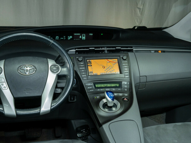 toyota-prius-bensin-2010-big-42