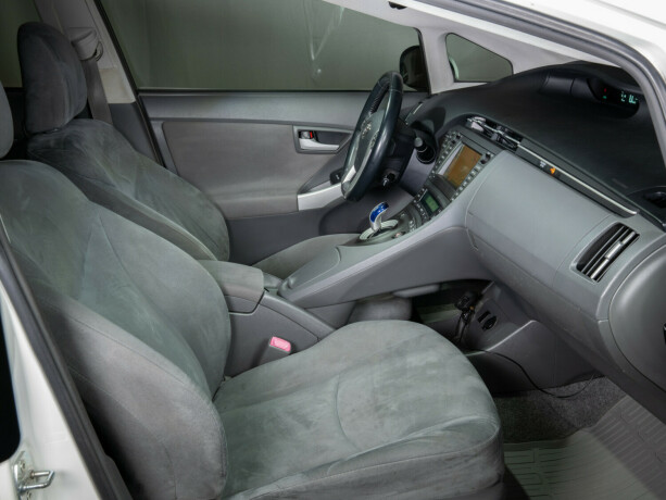 toyota-prius-bensin-2010-big-51