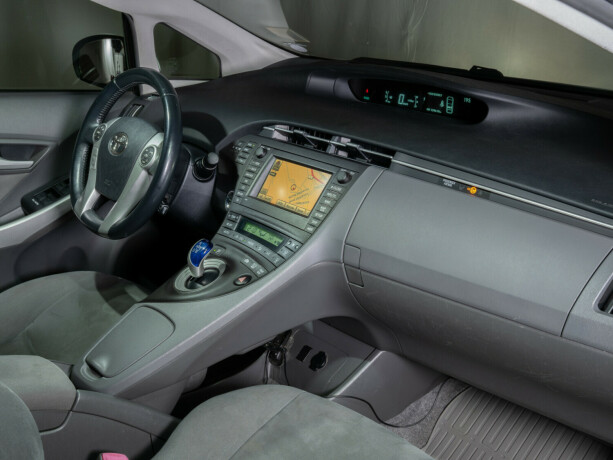 toyota-prius-bensin-2010-big-50