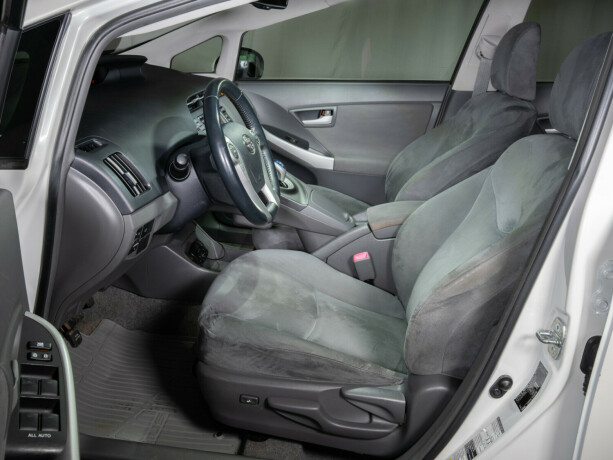toyota-prius-bensin-2010-big-46