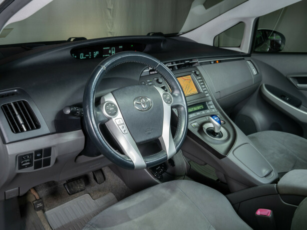 toyota-prius-bensin-2010-big-45