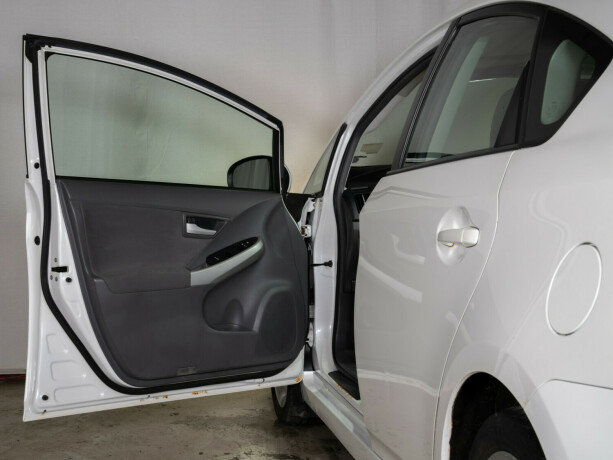 toyota-prius-bensin-2010-big-19
