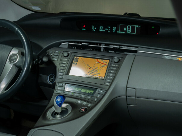 toyota-prius-bensin-2010-big-17