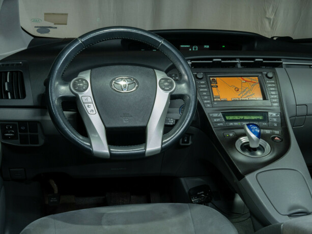 toyota-prius-bensin-2010-big-39