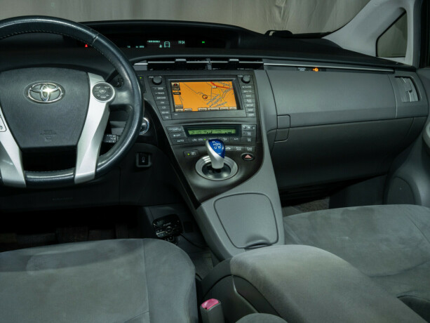 toyota-prius-bensin-2010-big-41