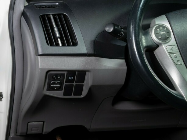 toyota-prius-bensin-2010-big-22