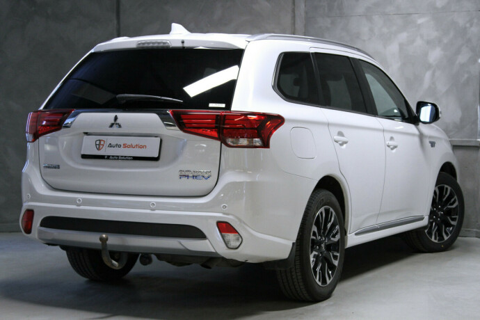 mitsubishi-outlander-elektrisitetbensin-2018-big-1