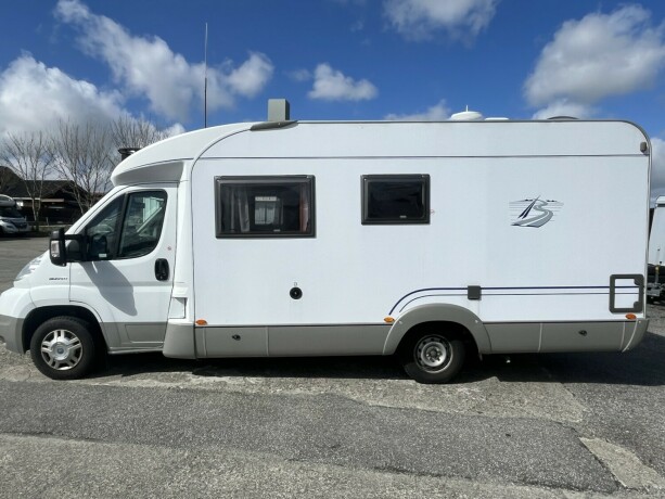 burstner-solano-t-615-lavt-plassert-seng-23-131hk-stort-kj248leskap-med-stekeovn-truma-varme-diesel-2007-big-0