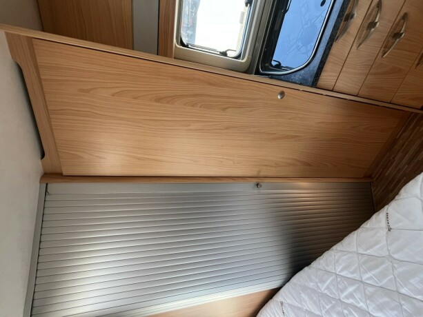 burstner-solano-t-615-lavt-plassert-seng-23-131hk-stort-kj248leskap-med-stekeovn-truma-varme-diesel-2007-big-47
