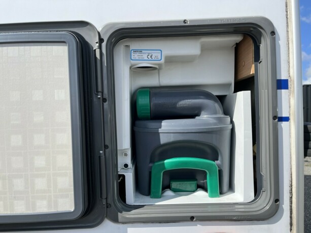 burstner-solano-t-615-lavt-plassert-seng-23-131hk-stort-kj248leskap-med-stekeovn-truma-varme-diesel-2007-big-2