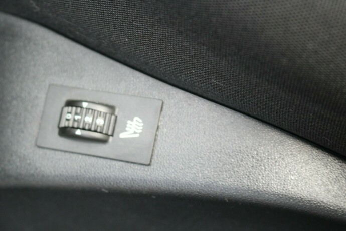 peugeot-2008-bensin-2016-big-12