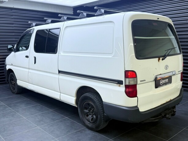 toyota-hiace-diesel-2009-big-1
