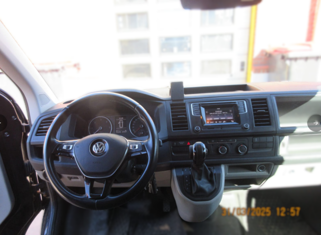volkswagen-transporter-diesel-2019-big-5