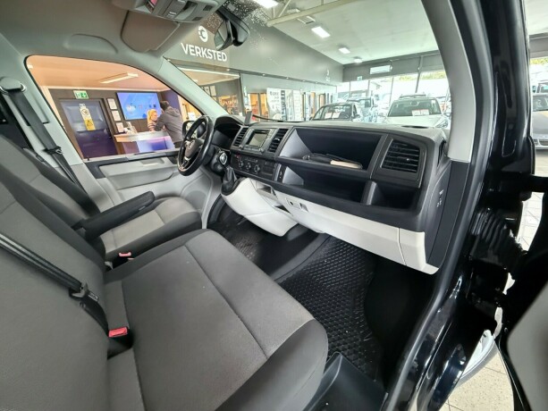 volkswagen-transporter-diesel-2019-big-23
