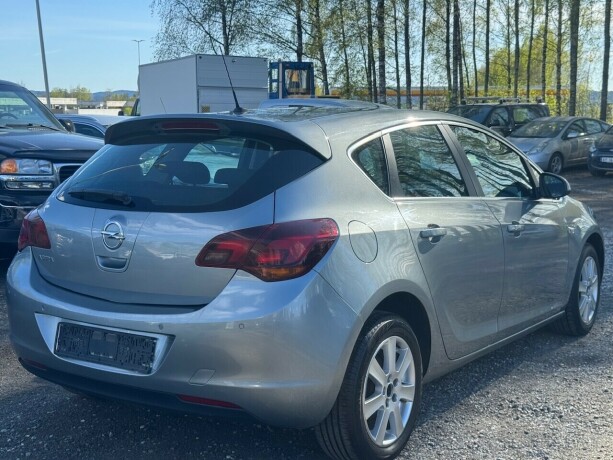 opel-astra-bensin-2010-big-6