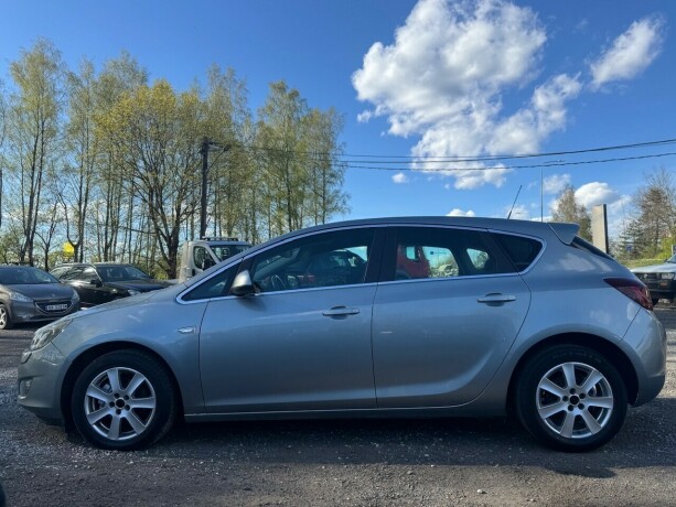opel-astra-bensin-2010-big-3
