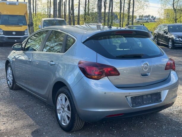 opel-astra-bensin-2010-big-4