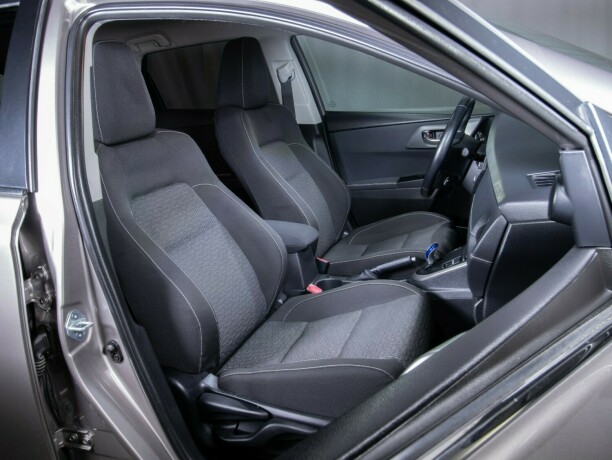 toyota-auris-bensin-2015-big-54