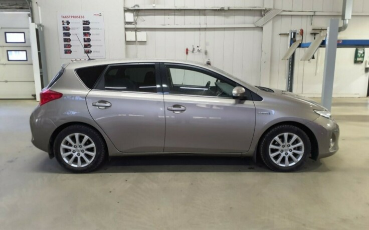 toyota-auris-bensin-2015-big-6