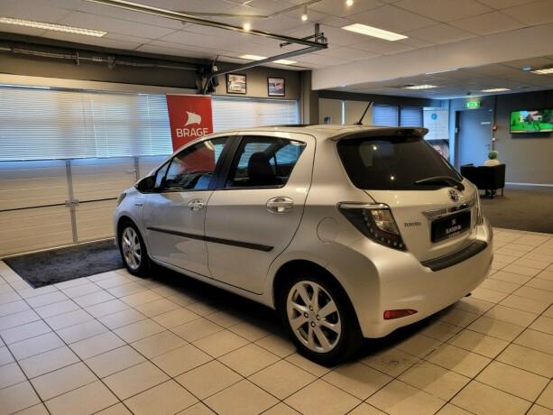 toyota-yaris-elektrisitetbensin-2014-big-5