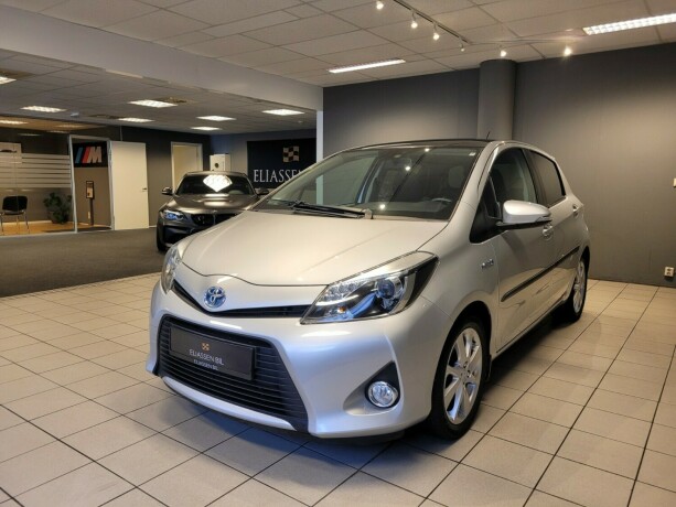 toyota-yaris-elektrisitetbensin-2014-big-7