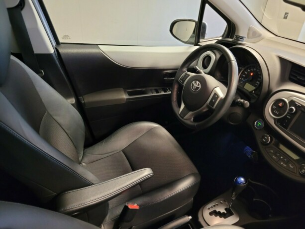 toyota-yaris-elektrisitetbensin-2014-big-13