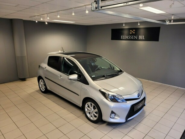 toyota-yaris-elektrisitetbensin-2014-big-1
