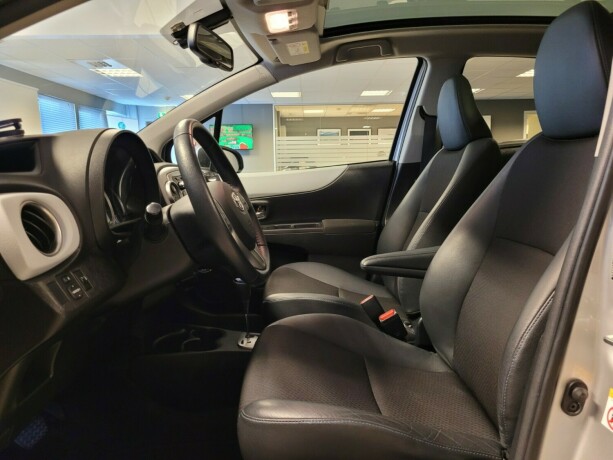 toyota-yaris-elektrisitetbensin-2014-big-17