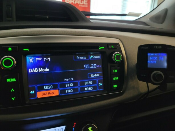 toyota-yaris-elektrisitetbensin-2014-big-21